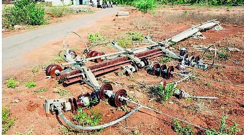 கிருஷ்ணகிரியில் சூறாவளிக் காற்றால் 400 மின் கம்பங்கள் முறிந்து சேதம்﻿: சீரமைக்கும் பணி தீவிரம்﻿