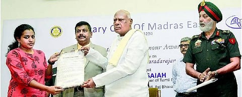 வீரமரணமடைந்த முகுந்த் வரதராஜனுக்கு கவுரவ விருது﻿: ஆளுநர் ரோசய்யா வழங்கினார்﻿