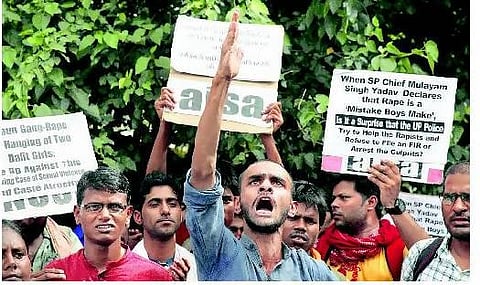 உ.பி. சிறுமிகள் பலாத்காரம்: 2 போலீஸார் நீக்கம்﻿ - விரைவு நீதிமன்றம் அமைக்க அரசு உறுதி