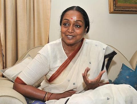 மீரா குமார் தோற்ற செய்தியைக் காண்பித்ததற்காக லோக்சபா டிவி தலைமை அதிகாரி நீக்கம்