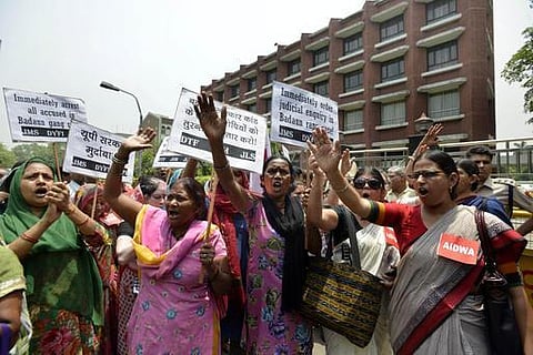 உ.பி. பாலியல் வழக்கை சிபிஐ விசாரிக்க பரிந்துரை﻿: தலைமைச் செயலாளர் நீக்கம்﻿