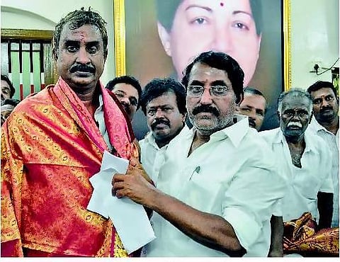 கோவை மேயர் ராஜினாமாவை தொடர்ந்து 18 கவுன்சிலர்கள் களையெடுப்பா?﻿: அதிரடி நடவடிக்கையில் அதிமுக தலைமை﻿