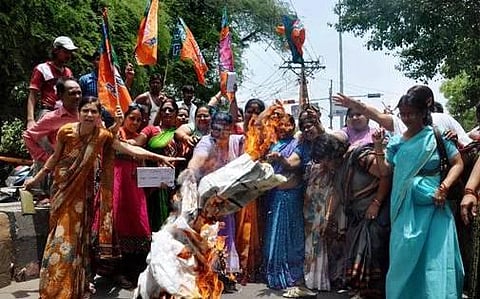 அகிலேஷ் அலுவலகம் முற்றுகை: பாஜக மகளிர் அணியினர் மீது போலீசார் நடவடிக்கை