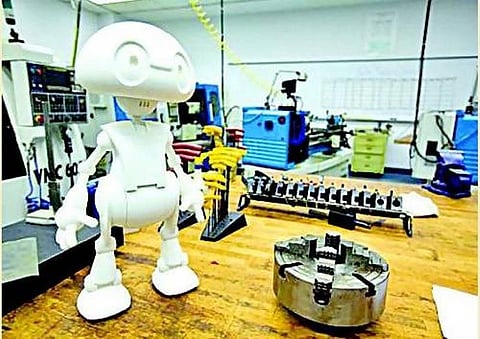 குளிர்பானம் தரும் குதூகல ரோபோ