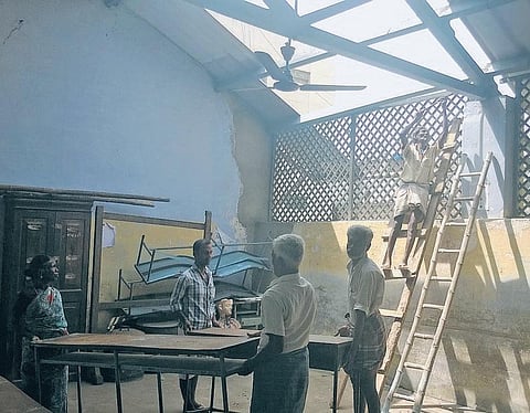 மழையால் சேதமடைந்த பள்ளியில் சீரமைப்புப் பணிகள் தீவிரம்- தி இந்து செய்தி எதிரொலி