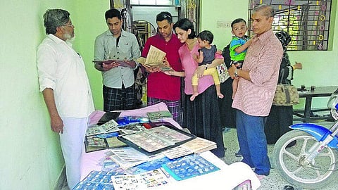 வீட்டுக்குள் ஒரு கண்காட்சி: 103 நாடுகளின் கரன்சி, அஞ்சல் தலைகள் சேகரிப்பு