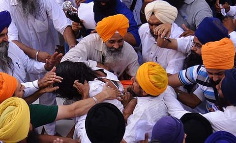 பஞ்சாப் பொற்கோவிலில் இரு பிரிவினரிடையே மோதல்: பலர் காயம்