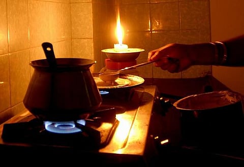 மின்வெட்டைக் கண்டித்து உத்தரப் பிரதேசத்தில் மின் ஊழியர்கள் சிறைபிடிப்பு﻿