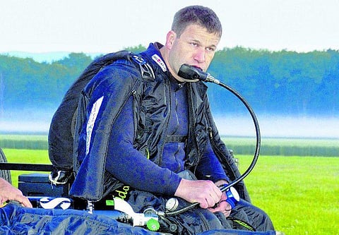 8000 மீ. உயரத்திலிருந்து குதித்து உலக சாதனை﻿