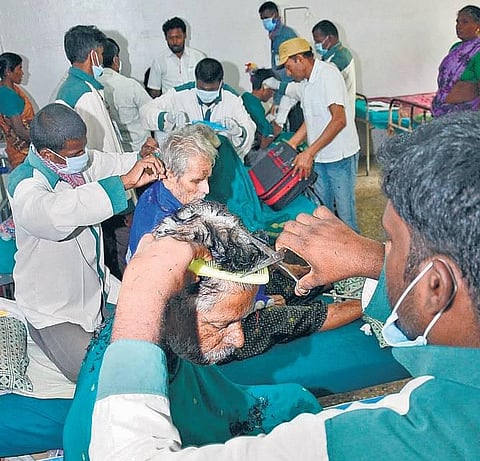 கோவை அரசு மருத்துவமனையில் நோயாளிகளுக்கு இலவச முடி திருத்தம்- திருப்பூர் இளைஞரின் சேவை