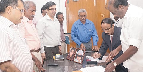 மின்சார ஒழுங்குமுறை ஆணைய தலைவர் நியமனத்தில் சர்ச்சை﻿- நீதிபதியை நியமிக்க உயர் நீதிமன்றத்தில் தொழிற்துறையினர் முறையீடு﻿