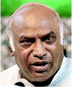 காங்கிரஸ் ஆட்சித் திட்டங்களையே மீண்டும் கூறியுள்ளார் பிரதமர் மோடி: குடியரசுத் தலைவர் உரை குறித்து காங்கிரஸ் கருத்து