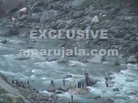 வெள்ளத்தில் மாணவர்கள் அடித்துச் செல்லப்படும் காட்சிகள்: இணையத்தில் பார்த்த பெற்றோர் கண்ணீர்