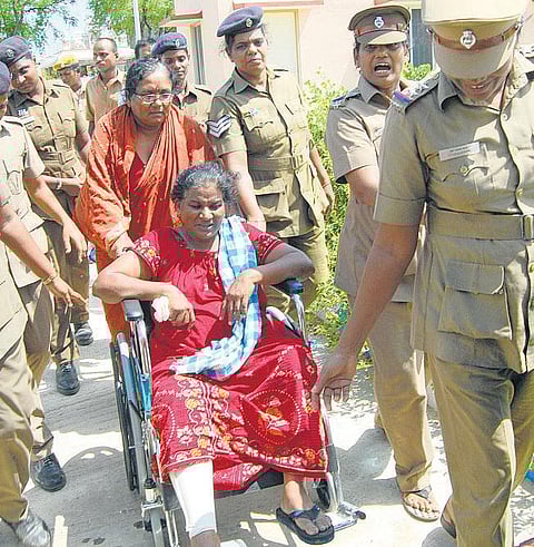 கரகாட்ட மோகனாம்பாள், நிர்மலாவை 3 நாள் காவலில் விசாரிக்க அனுமதி- ரூ.4 கோடிக்கு விடைகிடைக்குமா?﻿