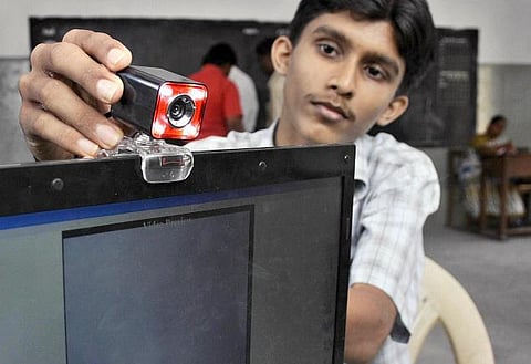 வீட்டில் வெப்கேமரா, கையில் ஸ்மார்ட்போன் பெண்கள் தனியே இருந்தாலும் பயமில்லை﻿: ஆபத்து வராமல் காக்கும் தொழில்நுட்பத் தோழன்﻿