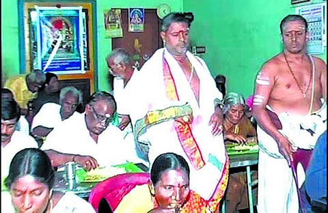 பக்தர்களின் பசியாற்றுவது பெரும் பாக்கியம்- நற்தொண்டு செய்யும் நவதாண்டவ தீட்சிதர்﻿