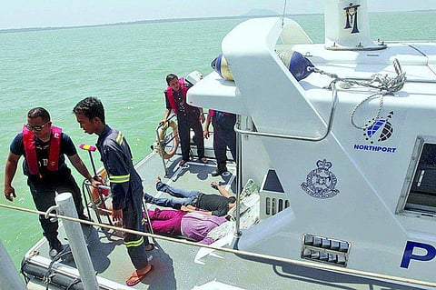 மலேசியாவில் படகு விபத்து: 32 பேர் மாயம்﻿ - காணாமல் போனவர்களை தேடும் பணி தீவிரம்﻿