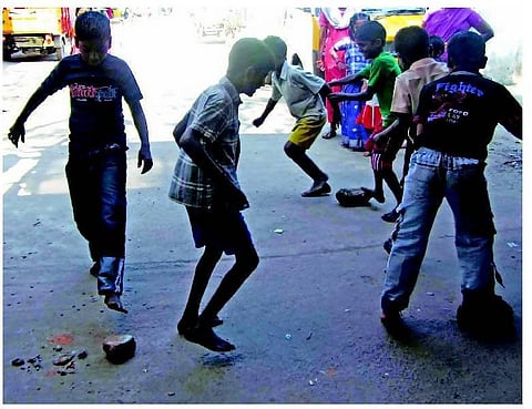 ஓடி விளையாடு: கல்லா, மண்ணா?