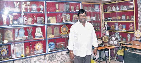 மண்ணுக்குப் போகும் விழிகளை மனிதருக்கு பெற்றுத்தரும் மாமனிதர்: கண் தான சேவையில் சாதிக்கும் கண் கணேஷ்