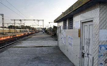 போதிய கழிப்பறை வசதியின்றி புறநகர் ரயில் நிலையங்கள்﻿: திறந்தவெளி பயன்பாட்டால் சுகாதார சீர்கேடு: பயணிகள் அவதி﻿