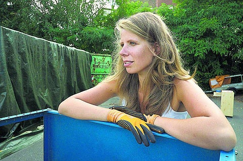 பணமே இல்லாமல் ஓராண்டு வாழ்க்கை நடத்திய அதிசய பெண்﻿