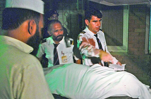 தரையிறங்கிய விமானம் மீது தீவிரவாதிகள் துப்பாக்கிச்சூடு: பெண் பலி﻿ - பாகிஸ்தான் விமான நிலையத்தில் சம்பவம்﻿