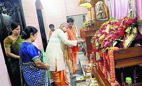 வங்கதேச கோயிலில் சுஷ்மா வழிபாடு: கலீதா ஜியாவுடன் சந்திப்பு