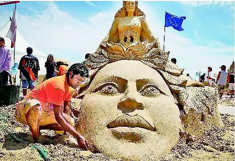 சுதர்சனுக்கு மணல் சிற்ப உலகக் கோப்பை விருது﻿