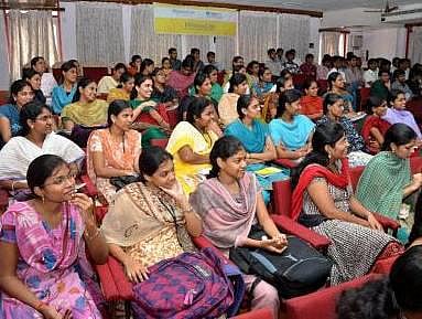 தொழில் பயிற்சிகளும் உதவித் தொகைகளும்