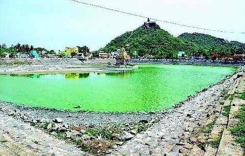 சகதியாக மாறி வரும் திருக்கழுக்குன்றம் சங்கு தீர்த்தக் குளம்﻿- காணாமல் போகும் நிலையில் 14 தீர்த்த குளங்கள்: குறையும் நிலத்தடி நீர்மட்டத்தால் குடிநீர் தட்டுப்பாடு﻿