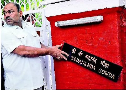 அமைச்சர் வீடு முன்பு காங்கிரஸ் ஆர்ப்பாட்டம்﻿: பயனற்ற பட்ஜெட் என குற்றச்சாட்டு﻿