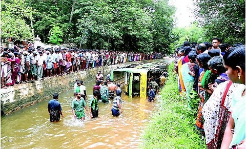 கால்வாய்க்குள் மினி பஸ் பாய்ந்து பயணிகள் காயம்﻿