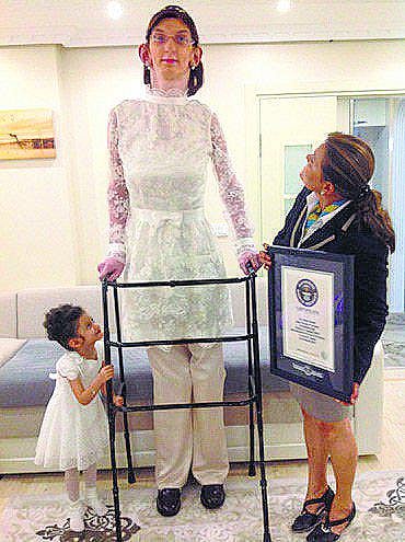 7 அடி உயர டீன் ஏஜ் பெண் கின்னஸ் புத்தகத்தில் இடம்பெற்றார்