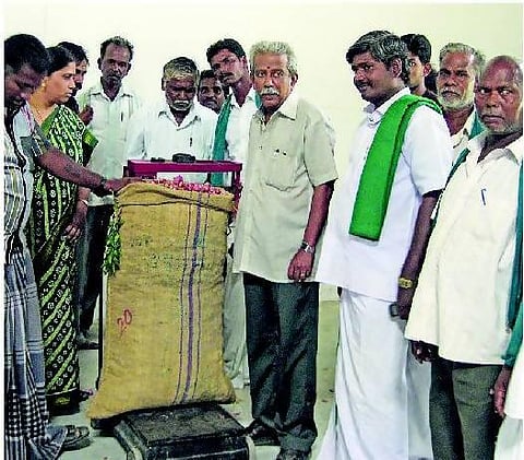 வேளாண் விற்பனைக் கூடத்தில் மறைமுக ஏலத்தில் வெங்காயம் விற்பனை- தமிழகத்திலேயே முதன்முறையாக துறையூரில் தொடக்கம்