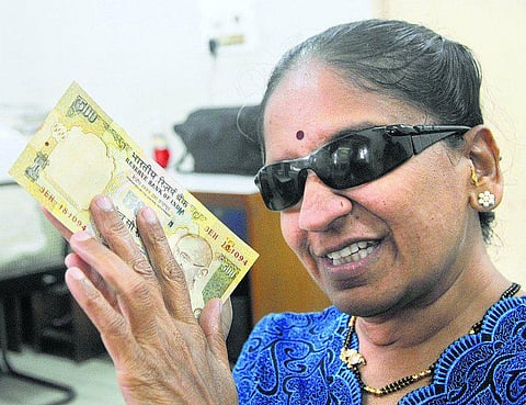 ரூபாய் மதிப்பை தொட்டு தெரிந்துகொள்ளலாம்