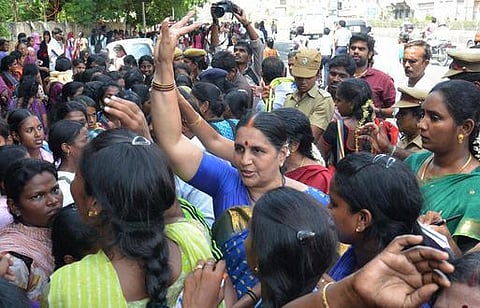 கல்லூரி மாணவிகள் சாலை மறியல்﻿: அண்ணா சாலையில் திடீர் பரபரப்பு﻿