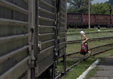எம்.எச்.17 விமானம்: 198 உடல்கள் குளிரூட்டப்பட்ட ரயிலில் கொண்டு செல்லப்பட்டது