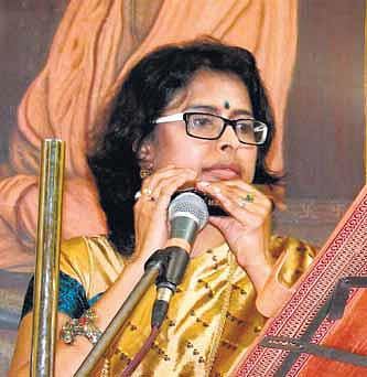 இசையின் மொழி- ஹார்மோனிகா’ பபிதா பாசுஉதடுகள் உச்சரிக்கும் கவிதை!﻿