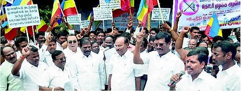 வாக்குச்சீட்டு முறையை மீண்டும்  கொண்டுவர வலியுறுத்தி பாமக ஆர்ப்பாட்டம்﻿