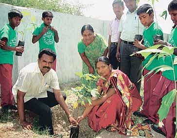 ஒரு மாணவன்.. ஒரு பாட்டில்.. ஒரு செடி..﻿ - பள்ளிக் குழந்தைகளை இயற்கை ஆர்வலர்களாக்கிய ஆசிரியர் சிட்டம்பட்டி சிவராமன்﻿