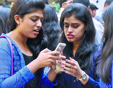 கல்லூரிகளில் செல்போன்களுக்குத் தடை﻿?