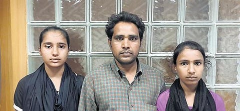 முஸ்லிம் மாணவிகள் இருவரைச் சேர்த்துக் கொள்ள அனுமதி மறுத்த டெல்லி அரசுப் பள்ளி