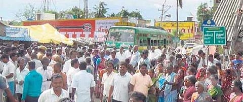 இரு பிரிவினர் மோதல்: கோட்டாட்சியர் அலுவலகம் முற்றுகை﻿