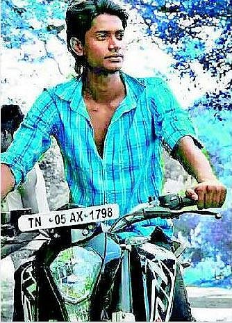 பைக் ரேஸ் விபரீதம்: சுவரில் மோதி மாணவர் பலி - மற்றொரு மாணவர் படுகாயம்