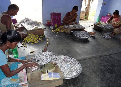 67 பட்டாசு ஆலைகள் உரிமங்களுக்கு தற்காலிக தடை﻿