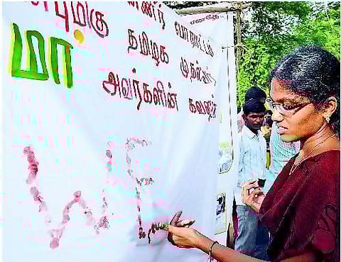 ரத்தத்தால் கோரிக்கையை எழுதி வனக் கல்லூரி மாணவர்கள் போராட்டம்﻿