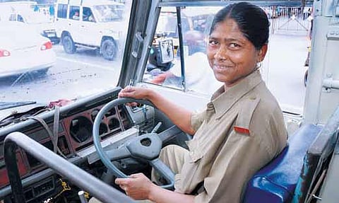 இன்னும் பெண்கள் வருவார்கள்! - பெங்களூரின் ஒரே பெண் பஸ் டிரைவர்﻿