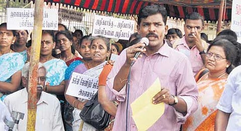 குழந்தைகளின் உரிமைகளுக்காக போராடும் ‘தோழமை’: தந்தை விட்ட பணியை தொடரும் தனயன்﻿