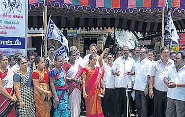 அரசு கேபிள் நிறுவனத்தை கண்டித்து ஆர்ப்பாட்டம்﻿