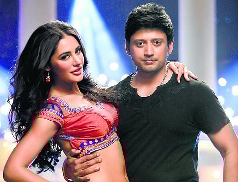 குத்துப்பாட்டும் சினிமாவின் ஒரு அங்கம்தானே? - கேள்வி கேட்கும் நர்கீஸ் பக்ரி